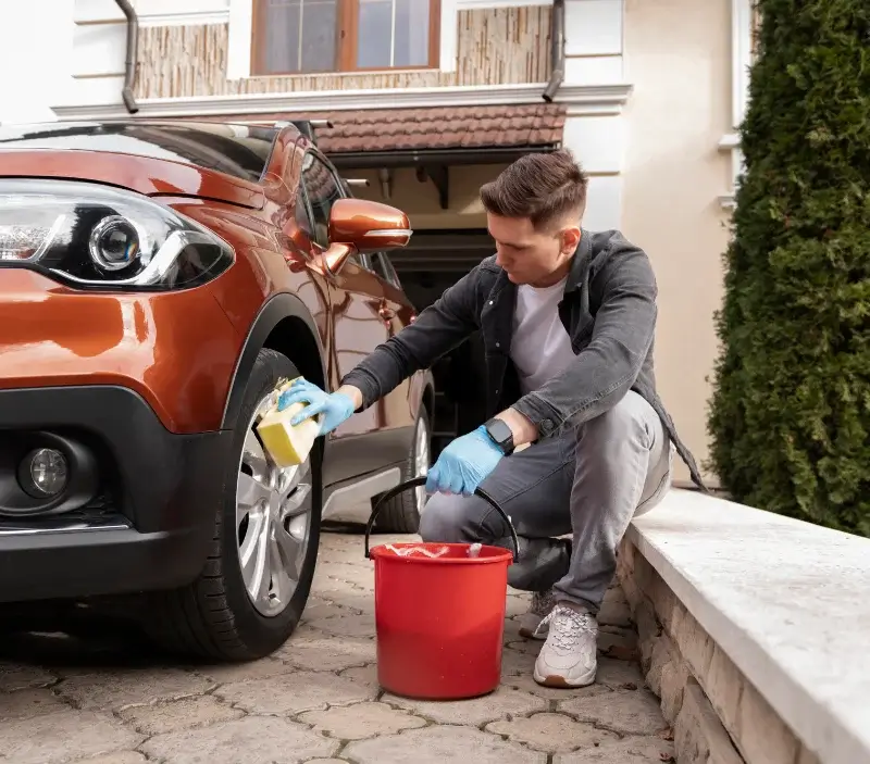 Lavage auto à domicile Bonneveau : professionnel intervenant sur un véhicule